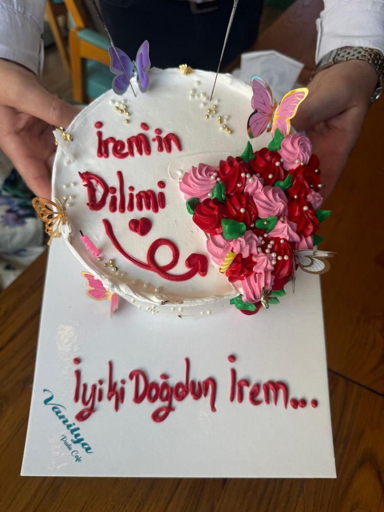 Çiçek süslemeli özel doğum günü pastası