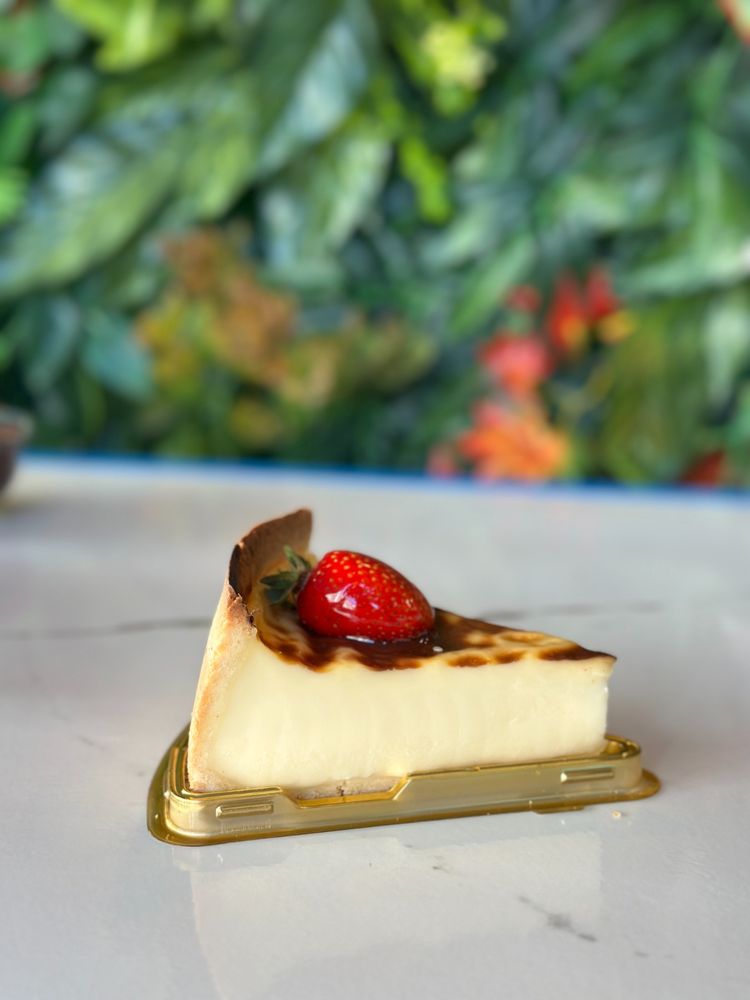 Çilekli San Sebastian cheesecake dilimi