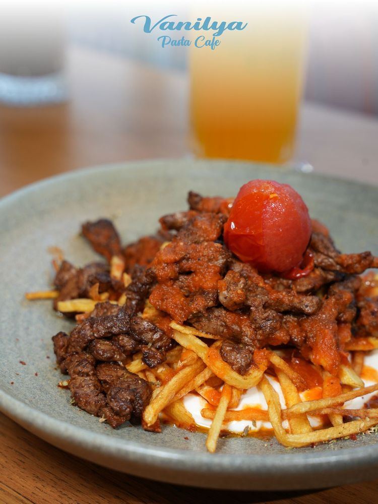 Çökertme kebabı: kibrit patates üzerinde dana et sote ve közlenmiş domates
