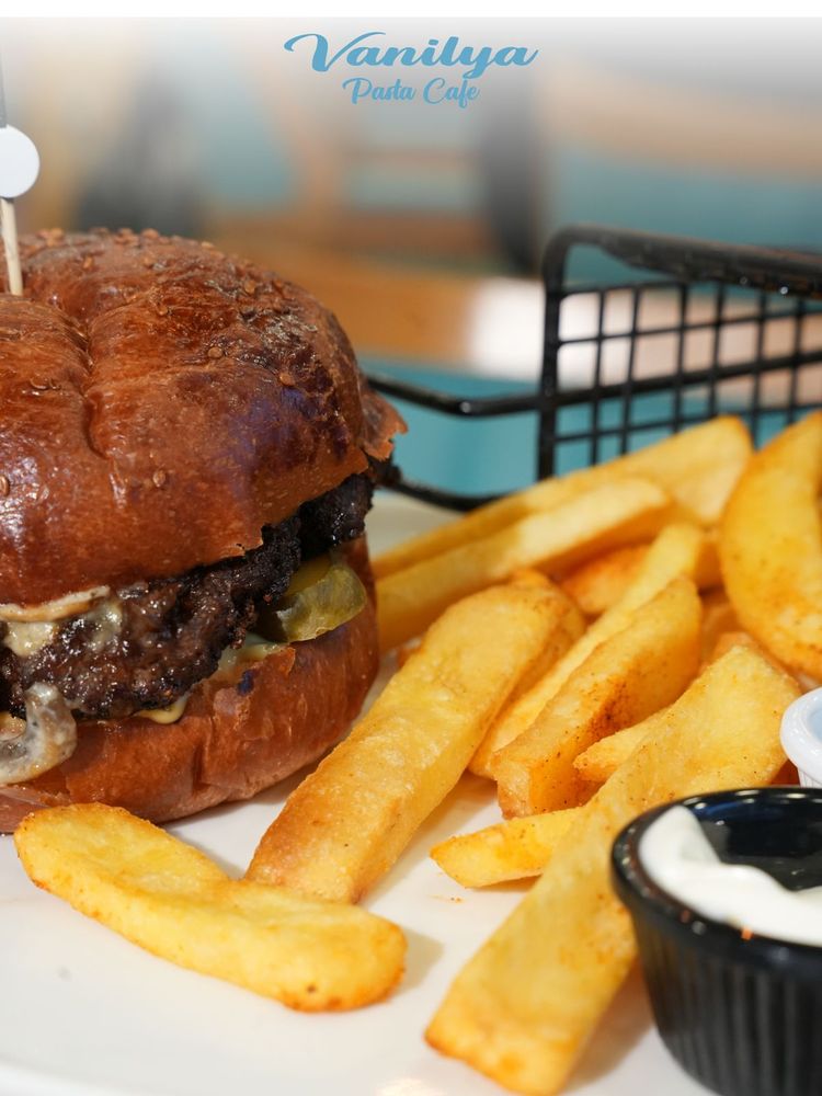 Brioche ekmekli el yapımı burger ve çıtır patates