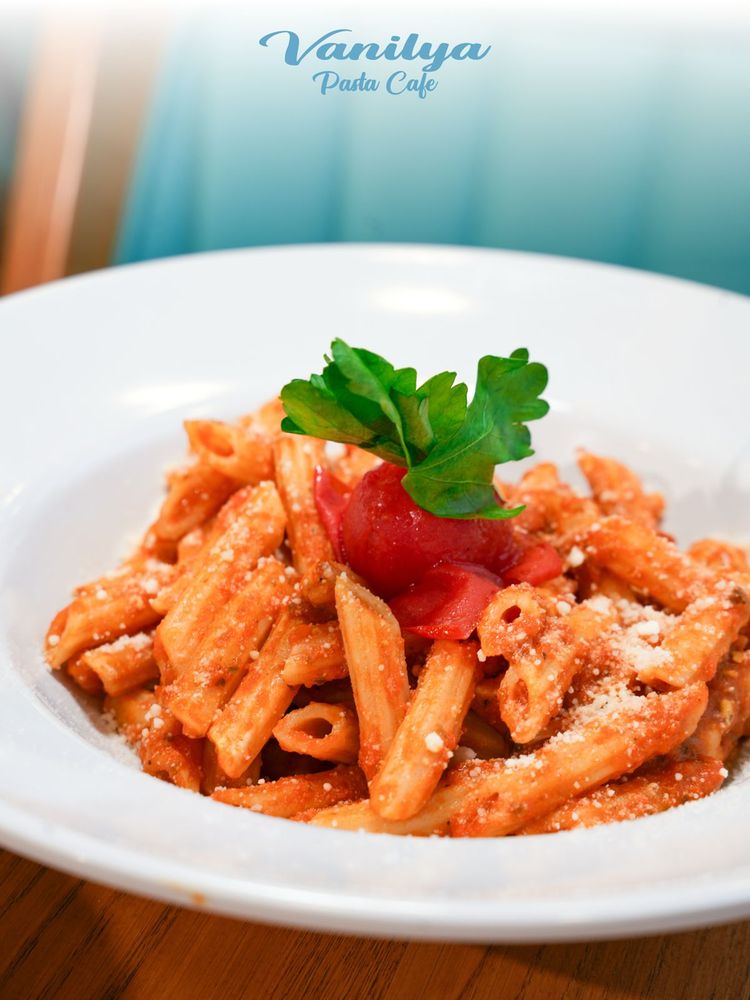 Domates soslu, parmesanlı taze penne makarna
