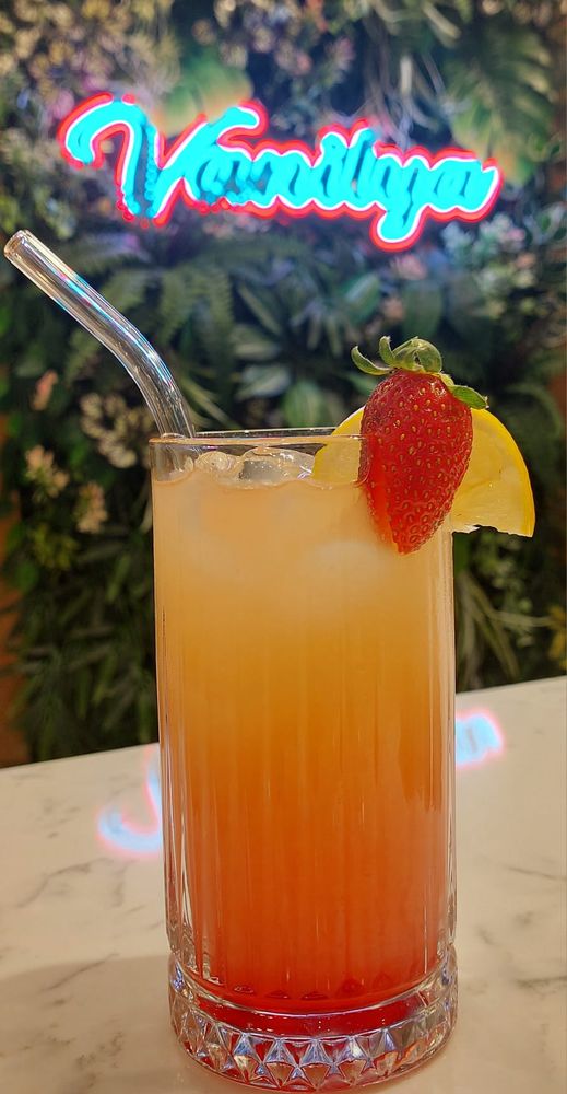 Çilekli limonata, neon Vanilya tabelası önünde
